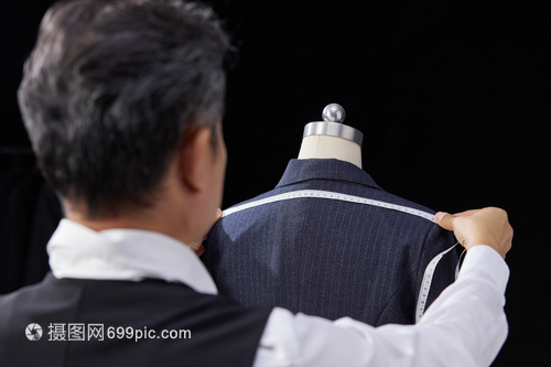 服裝設計師測量肩寬