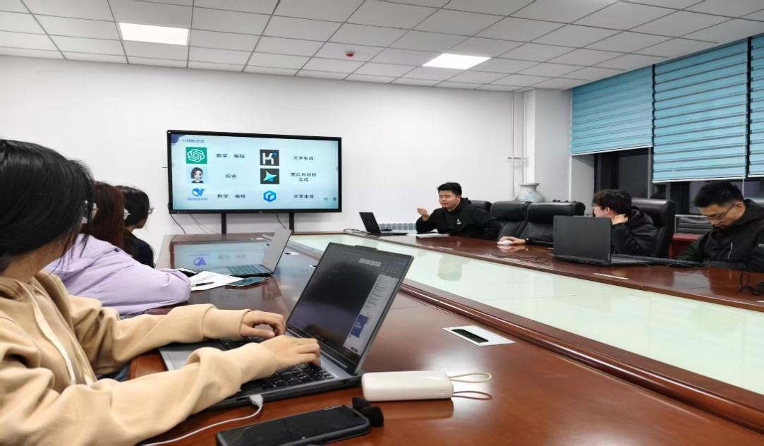 提升數(shù)字素養(yǎng)，賦能職業(yè)未來——機(jī)械工程學(xué)院就業(yè)委員會開展辦公技能與AI應(yīng)用專項(xiàng)培訓(xùn)